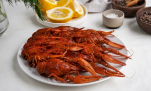 Традиционные рецепты варёных раков: пряные маринады, соусы и советы по организации праздничной подачи